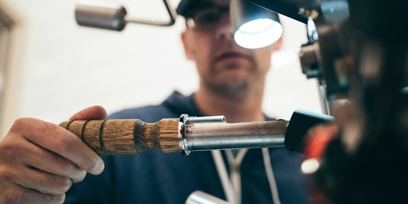 90比分网APP在手机上的界面展示，显示实时比分和弹窗提醒